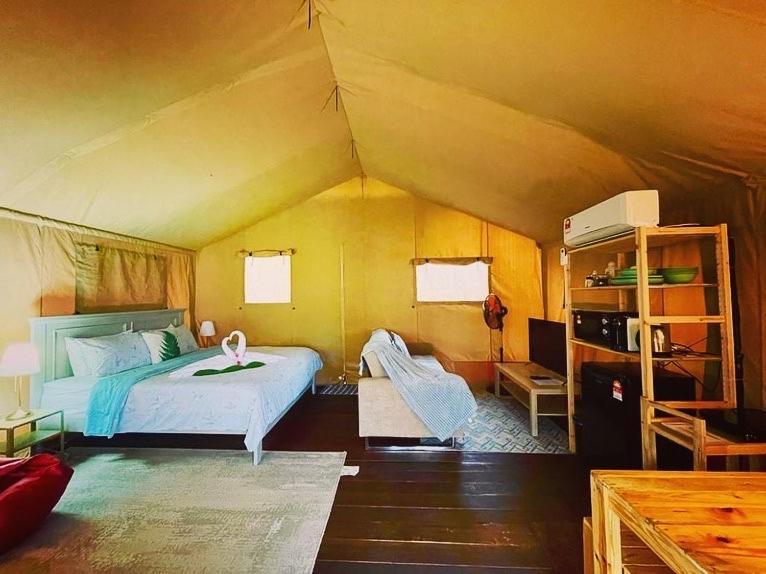 Rembulan Escape - Beachfront Safari Tent Kampung Penarik Eksteriør billede